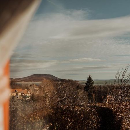 MANDULÁS KABIN a kisház dézsával és kilátással a Balatonra Balatongyörök Extérieur photo