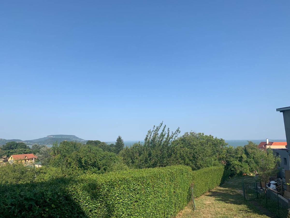 MANDULÁS KABIN a kisház dézsával és kilátással a Balatonra Balatongyörök Extérieur photo