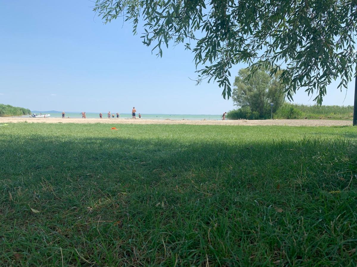 MANDULÁS KABIN a kisház dézsával és kilátással a Balatonra Balatongyörök Extérieur photo