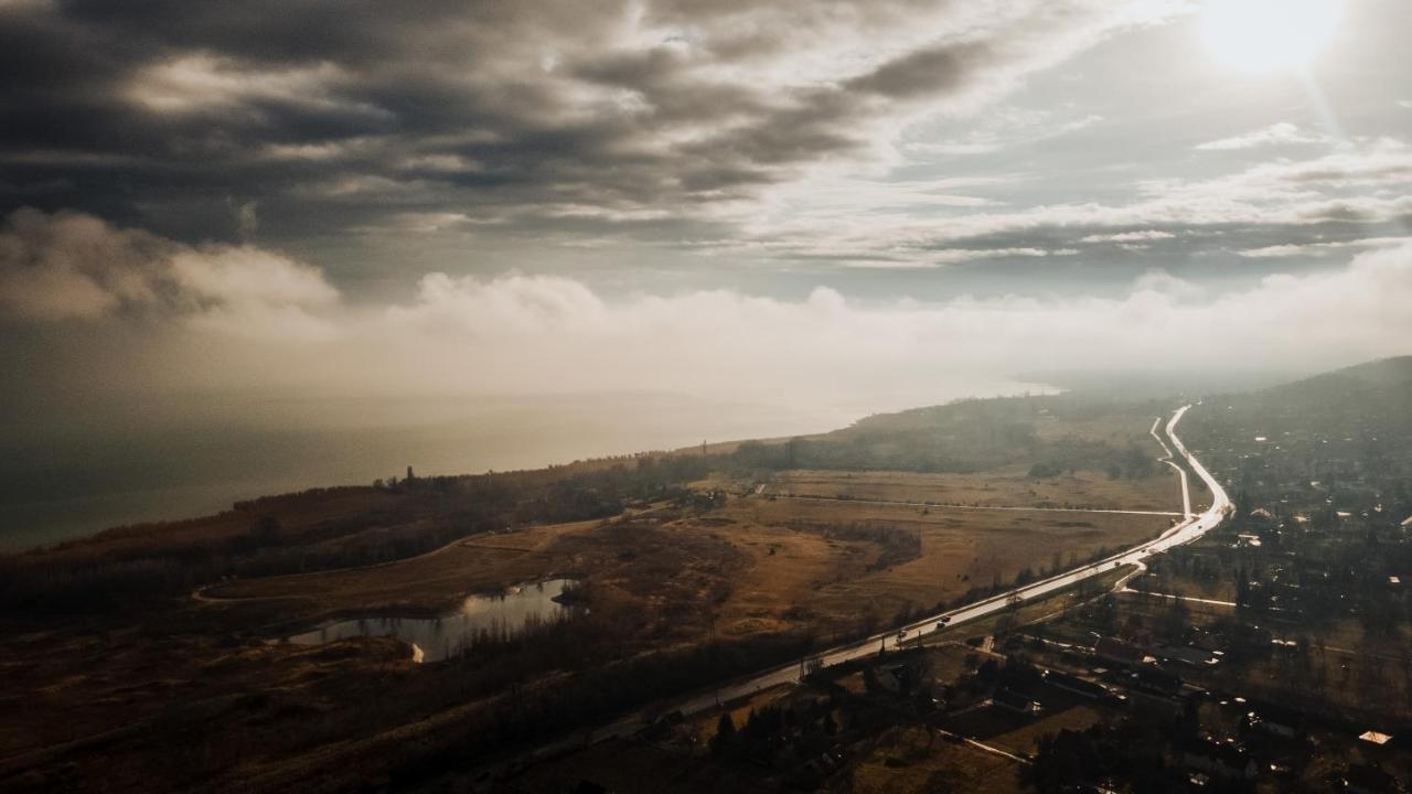 MANDULÁS KABIN a kisház dézsával és kilátással a Balatonra Balatongyörök Extérieur photo