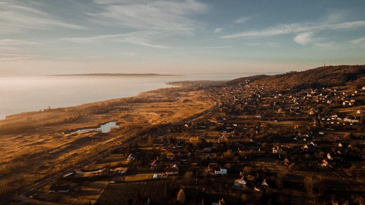 MANDULÁS KABIN a kisház dézsával és kilátással a Balatonra Balatongyörök Extérieur photo