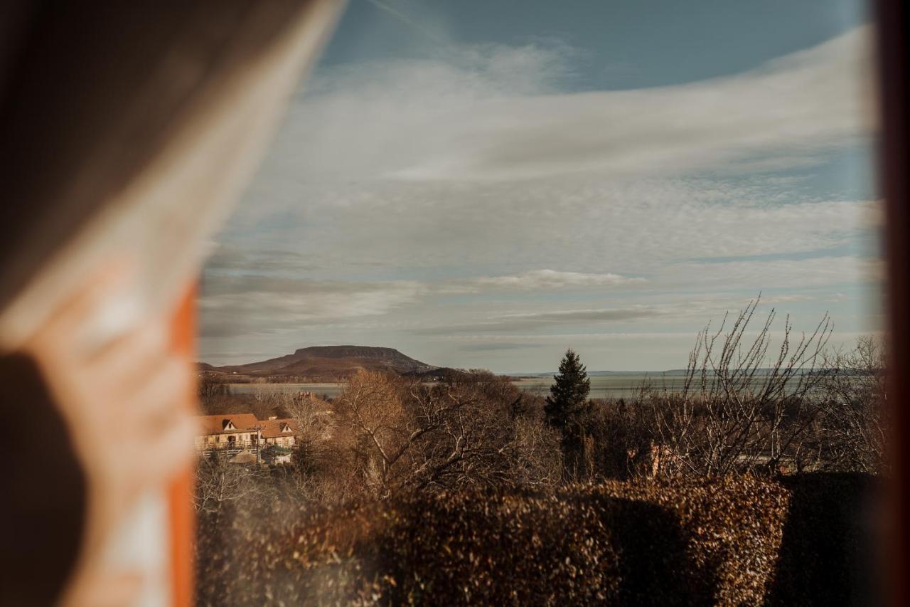 MANDULÁS KABIN a kisház dézsával és kilátással a Balatonra Balatongyörök Extérieur photo