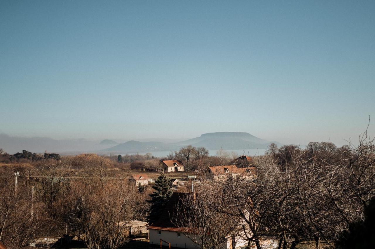 MANDULÁS KABIN a kisház dézsával és kilátással a Balatonra Balatongyörök Extérieur photo
